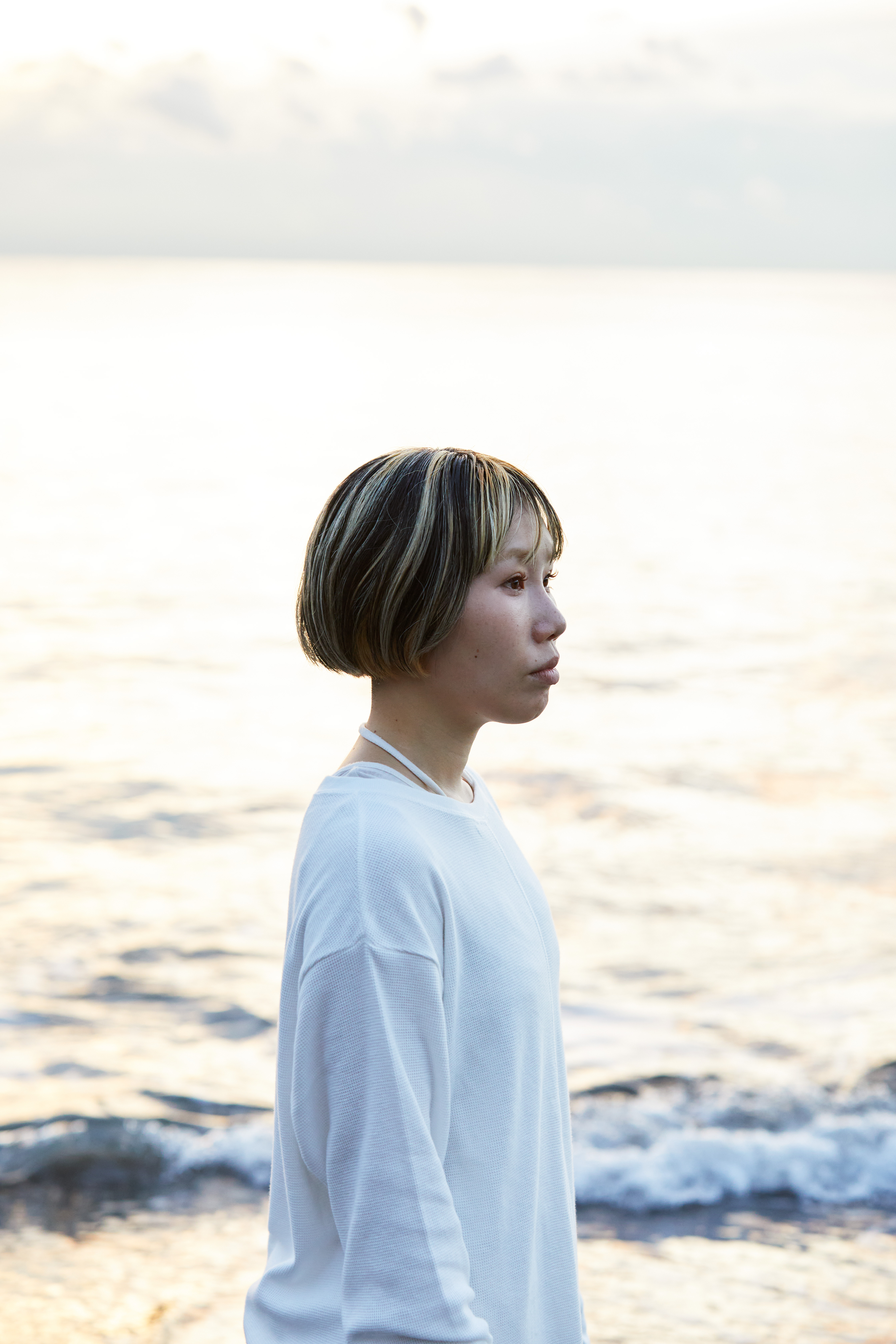 海を背景に横向きで立っている