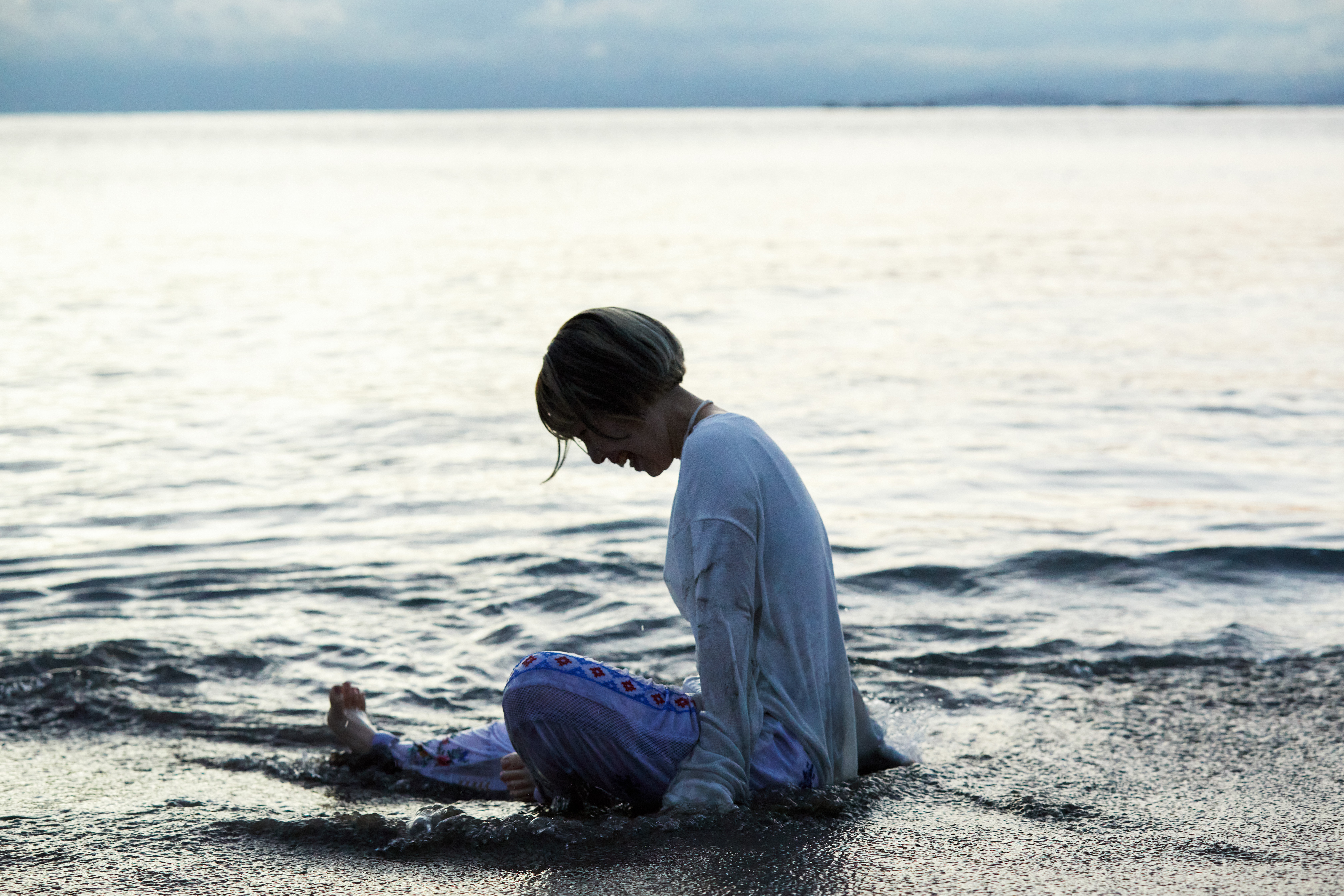 浅瀬で座りこんでいる