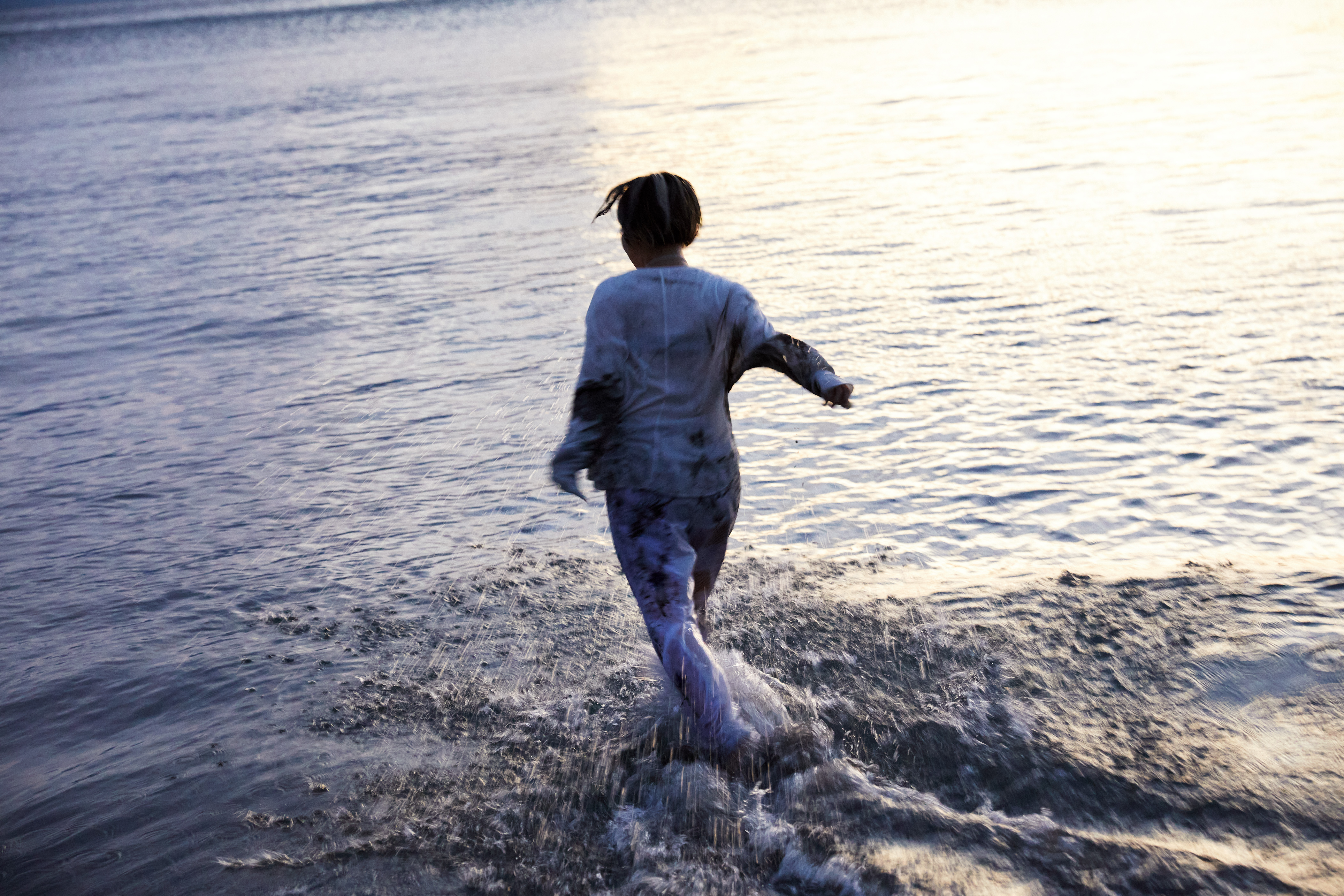 浜辺ではしゃぐ姿