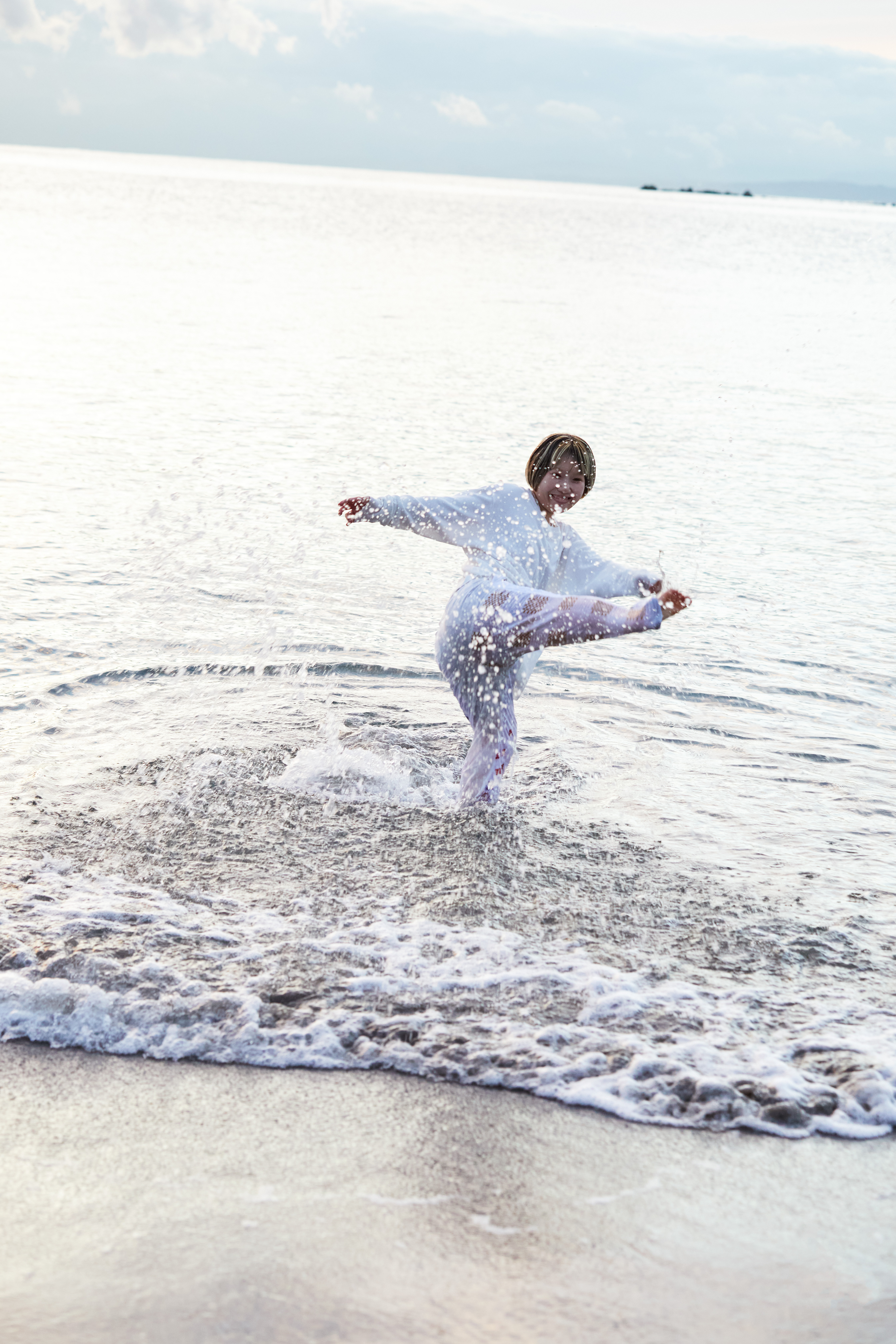 浜辺ではしゃぐ姿