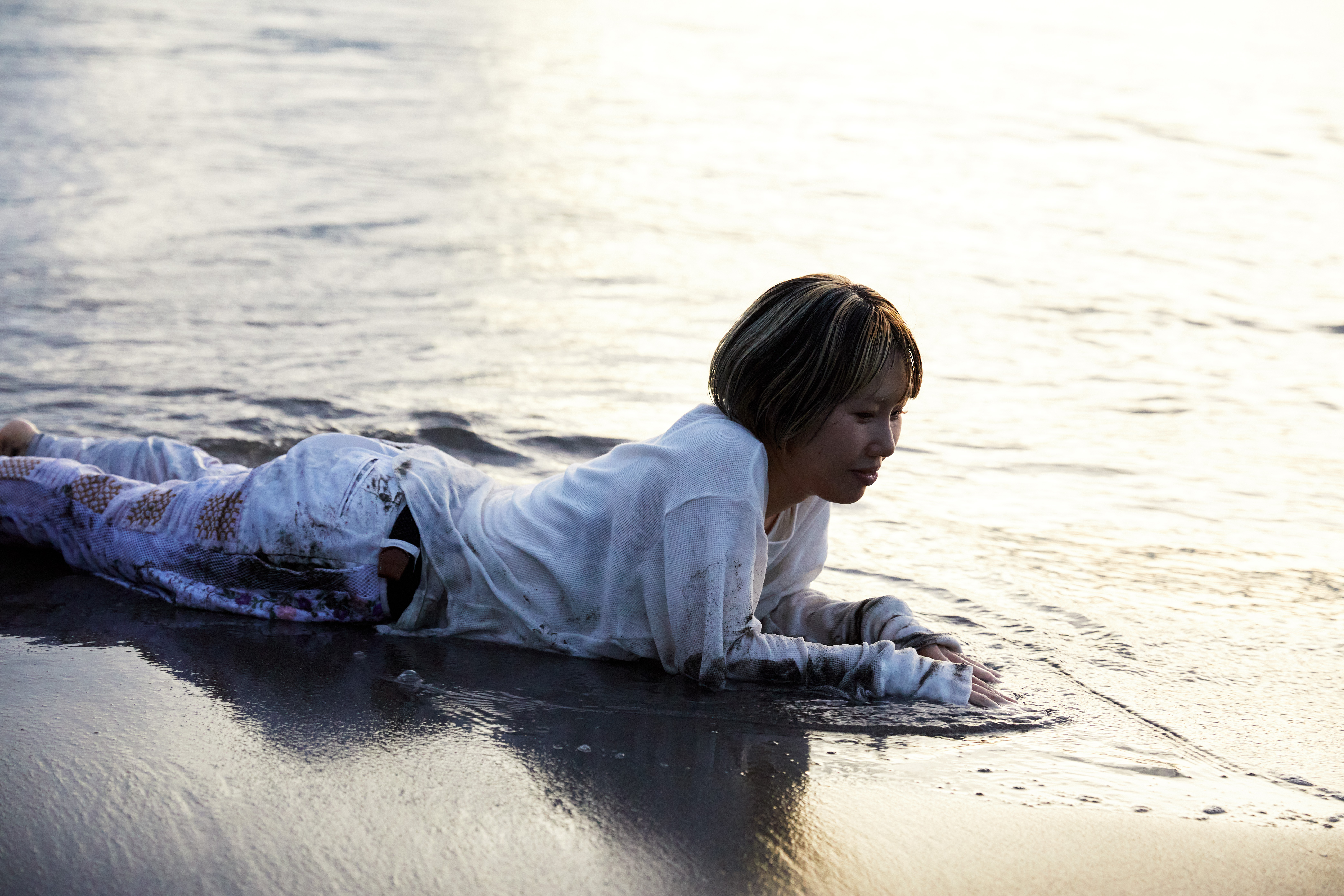 浅瀬で寝そべっている